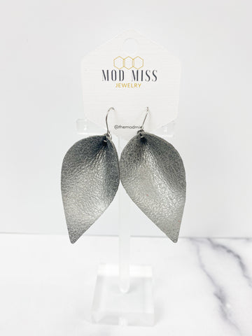 Leather Petal Earring "Rock N Roll Gray"